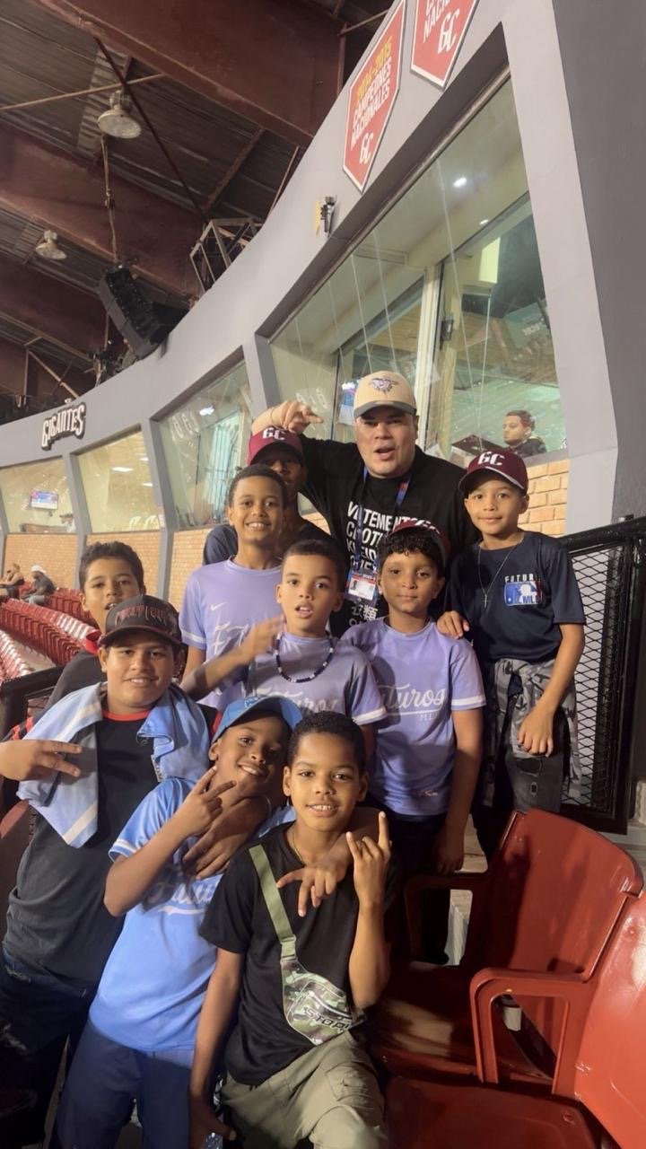 Niños invitados por los Gigantes del Cibao de la Liga Infantil Futuras Estrellas de MLB.